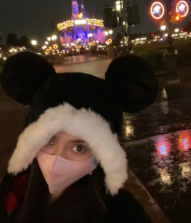 Angelababy晒假期游玩vlog 穿米老鼠披风搞怪拍照