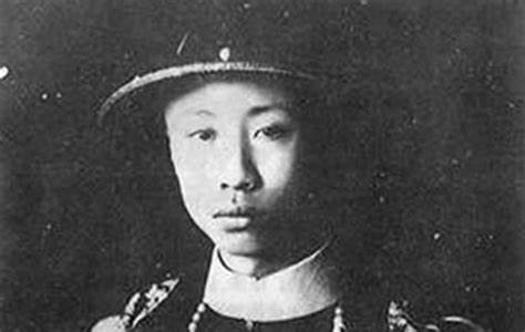 清末代皇帝溥仪于1912年2月12日退位，中国封建君主专制制度结束