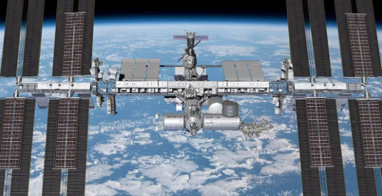 NASA宇航员开始太空行走以部署新的太阳能电池组