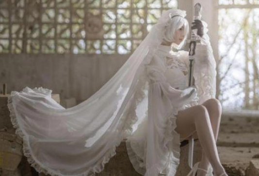 《尼尔：机械纪元》COSPLAY界新星：纯白婚纱2B惊艳亮相，绝美身姿引领二次元风潮