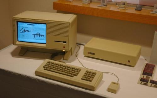 全球第一款搭载图形用户界面的商品化个人电脑Apple Lisa出现于1983年