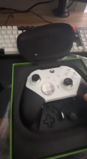 微软 Xbox 精英手柄二代耀眼登场，白 + 黑混搭设计惊艳亮相！