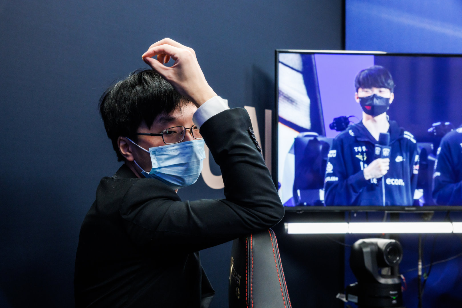 RNG失利后Tabe凝视Faker 脸色哀伤眼神低迷