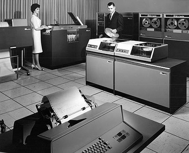 IBM于1962年10月11日推出了IBM 1311磁盘存储驱动器