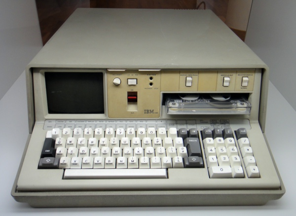 1975年9月，IBM发布了意义上的第一款便携式电脑（笔记本电脑）IBM 5100