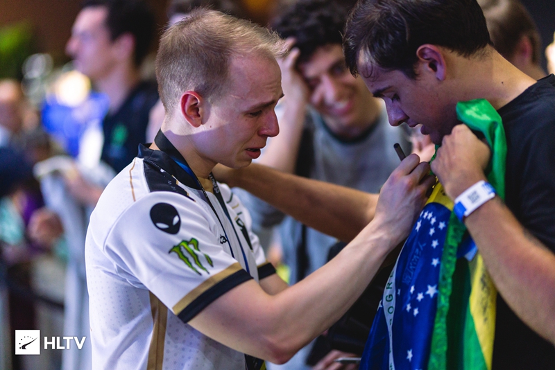 EliGE's Heartbreaking Defeat Unleashes Uncontrollable Tears During Autograph Session