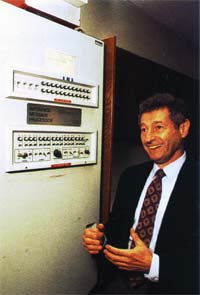 1961年5月31日，Leonard Kleinrock 发表了第一篇题为“大型通讯网中的信息流”的论文