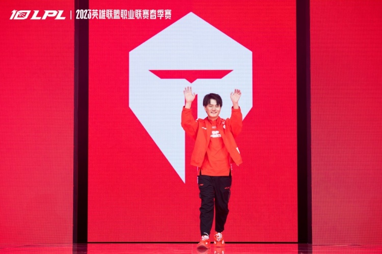 WBG和TES登场返图：小黑子Karsa，羞男theshy，和凶不过两秒的Rookie