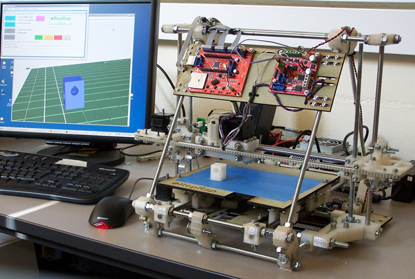 RepRap和其他商业公司一起，于2009年使用FDM技术开发新的3D打印机