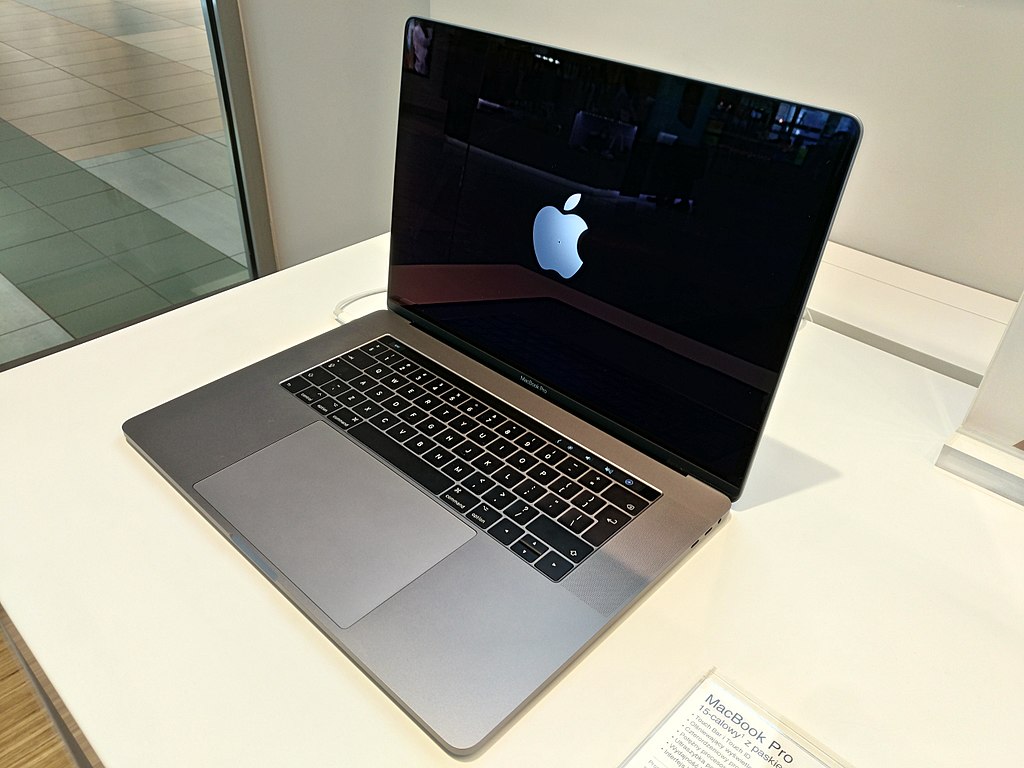 史蒂夫·乔布斯于2006年1月11日在Macworld大会上发布第一代MacBook Pro